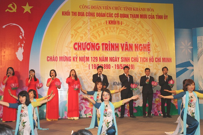 Ca khúc Dấu chân phía trước được các giọng ca đến từ Trường Chính trị tỉnh trình bày.