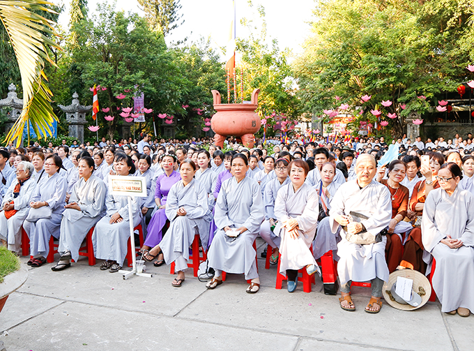 Hàng chục nghìn phật tử, khách mời, du khách đã đến tham dự Đại lễ Phật đản tại chùa Long Sơn