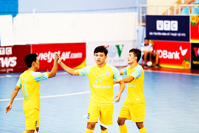 Các cầu thủ Sanvinest Sanatech Khánh Hòa thi đấu ở lượt đi giải vô địch quốc gia năm nay.     