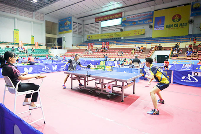 Trận đấu giữa Kiến Quốc và Xuân Diệu tại vòng bảng nội dung đồng đội nam.