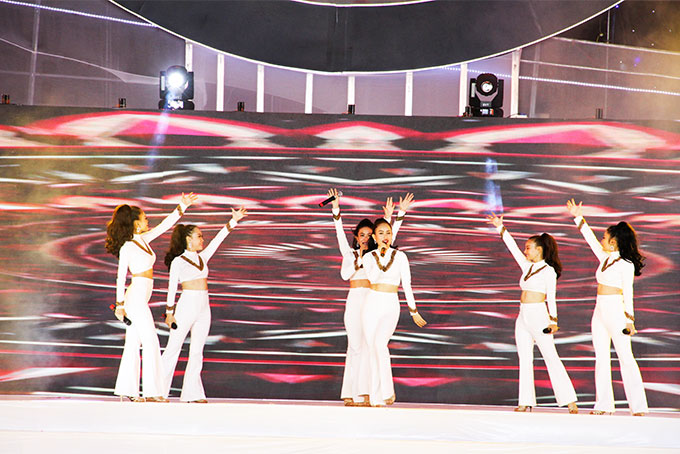 Các thành viên nhóm New Star biểu diễn trong chương trình nghệ thuật Biển và Quê hương. 