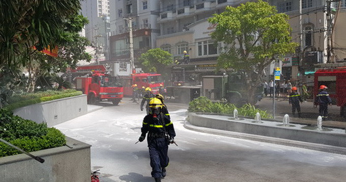 Lực lượng chữa cháy chuyên nghiệp trang bị mặt nạ phòng độc, tiếp cận hiện trường tìm người bị nạn.