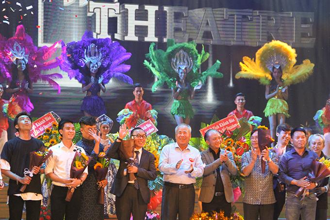 Ông Đào Công Thiên tặng hoa chúc mừng lãnh đạo Công ty cổ phần giải trí Nha Trang Trẻ và ê kíp thực hiện chương trình Du ca đất Việt.