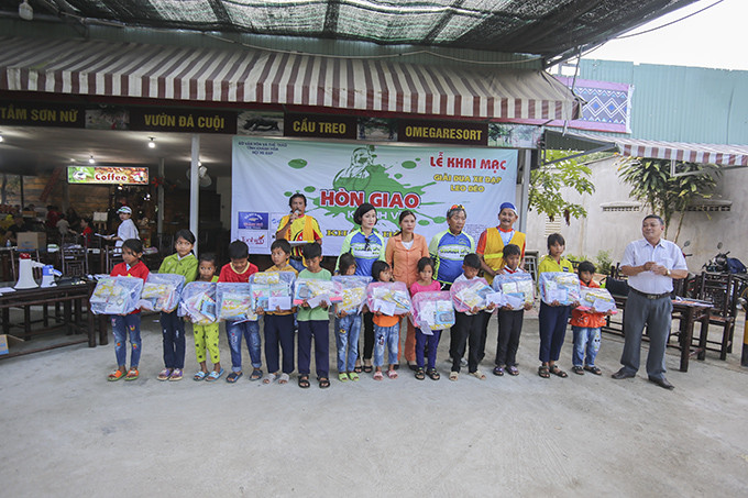 Tặng quà cho các em nhỏ có hoàn cảnh khó khăn, hiếu học huyện Khánh Vĩnh.