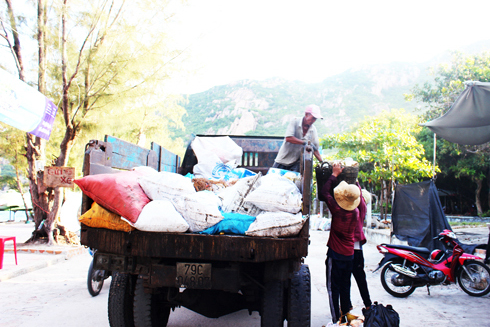 Thu gom rác trên đảo Bình Ba, xã Cam Bình, TP. Cam Ranh. (Ảnh: Hoàng Dung)