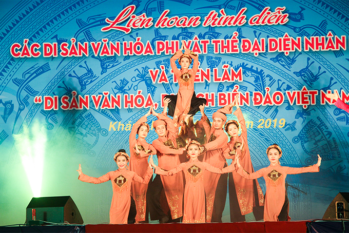 Chương trình văn nghệ chào mừng lễ khai mạc của Đoàn ca múa nhạc Hải Đăng. 