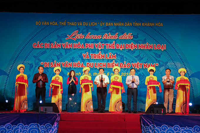Các đại biểu cắt băng khai mạc Triển lãm di sản văn hóa, du lịch biển đảo Việt Nam.