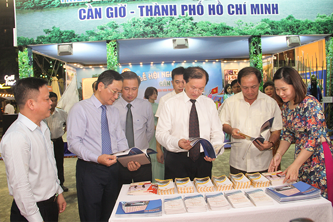 Các đại biểu đi tham quan không gian Triển lãm di sản văn hóa, du lịch biển đảo Việt Nam.