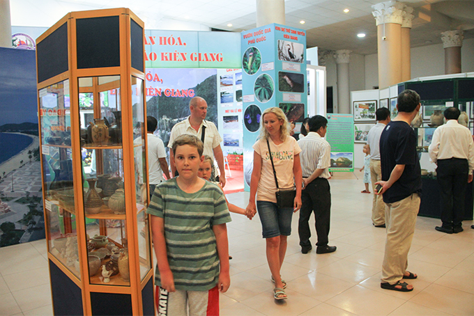 Công chúng tham quan các gian trưng bày hiện vật về văn hóa, du lịch biển đảo. 