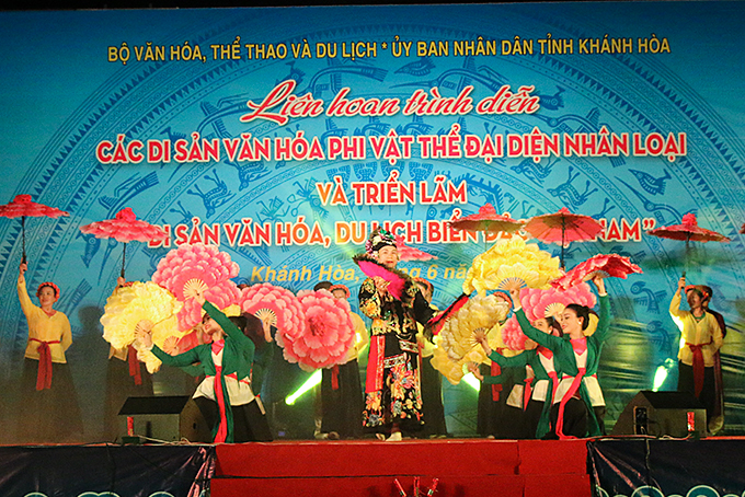 Màn trình diễn hát văn của nghệ nhân Phạm Hải Hậu (tỉnh Hà Nam) mở đầu Liên hoan trình diễn di sản văn hóa phi vật thể đại diện nhân loại. 