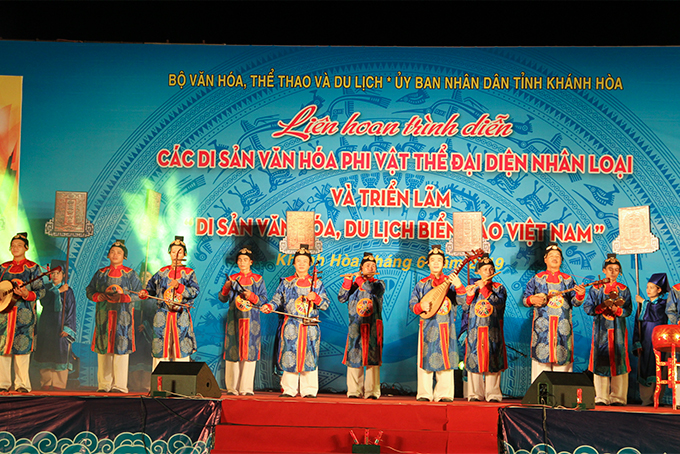 Các nghệ sĩ của Nhà hát Nghệ thuật truyền thống Cung đình Huế mang đến liên hoan màn hòa tấu nhã nhạc Lục phú địch. 