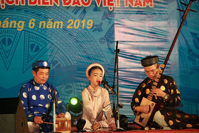 Ca nương mới 9 tuổi đến từ Thủ đô Hà Nội đã làm mê đắm khán giả với lời ca điêu luyện, cảm xúc trong làn điệu ca trù lời cổ Đào Hồng đào Tuyết. 