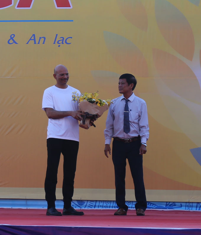 Lãnh đạo Sở Văn hóa và Thể thao tặng hoa cho ông Jeevan Chandra.