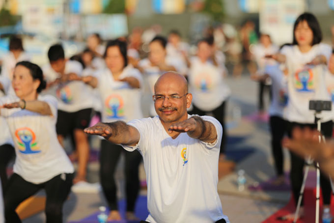Ông Jeevan Chandra Kandpal tập luyện Yoga tại buổi đồng diễn.
