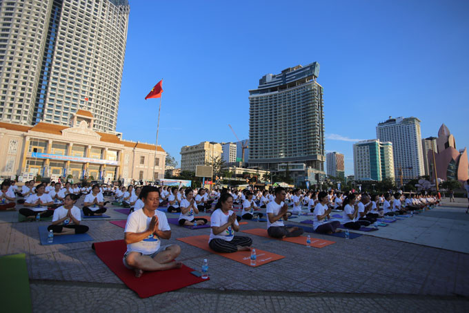 Quang cảnh buổi đồng diễn quốc tế Yoga lần thứ 5 tại Nha Trang.