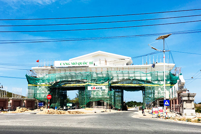 Phần cổng dẫn vào khu dự án của Công ty TNHH KN Cam Ranh đang được thi công.