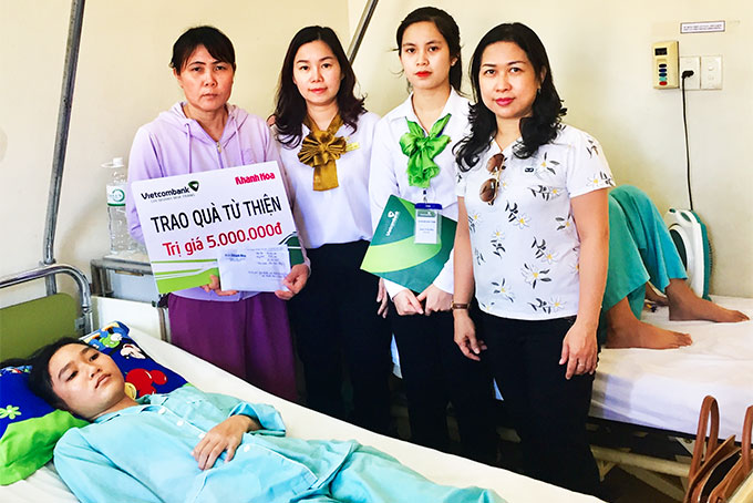 Đại diện Báo Khánh Hòa và Vietcombank Nha Trang trao tiền ủng hộ cho gia đình 2 em Duyên và Thùy.