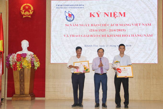 Ông Nguyễn Đắc Tài trao giải nhất cho đại diện các tác giả có tác phẩm đạt giải.