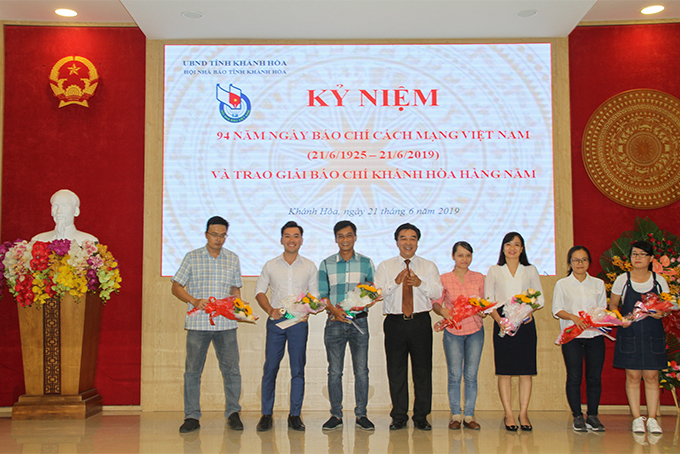 Lãnh đạo Hội Nhà báo tỉnh Khánh Hòa trao quyết định kết nạp các hội viên mới. 