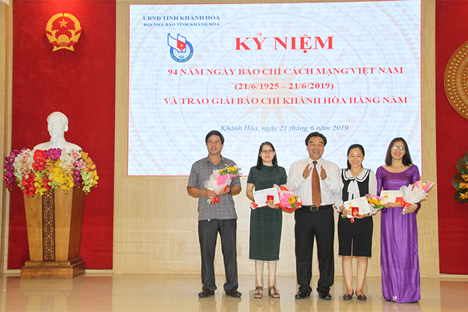 Các hội viên được nhận Kỷ niệm chương Vì sự nghiệp báo chí Việt Nam. 