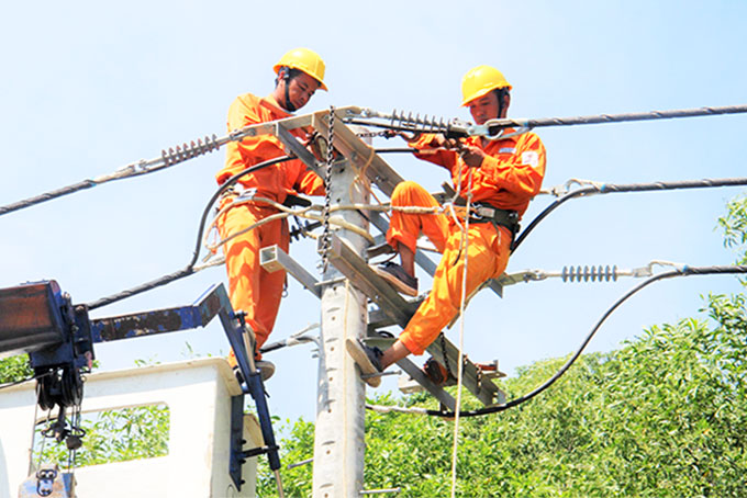 Công nhân điện lực sửa chữa lưới điện.