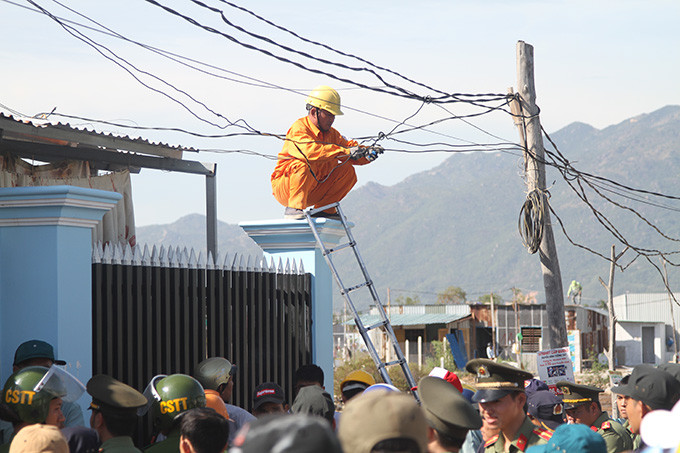 Nhân viên điện lực đến cắt điện tại khu vực xây nhà trái phép