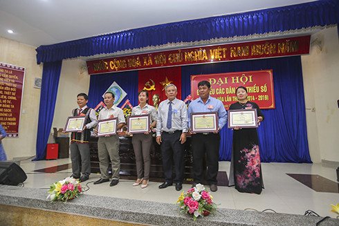 Lãnh đạo thị xã Ninh Hòa khen thưởng cho các tập thể, cá nhân đạt thành tích xuất sắc tại đại hội.