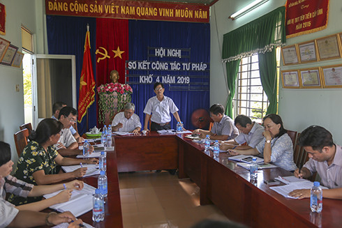 Ông Nguyễn Tấn Tuân làm việc tại xã Ninh Vân.