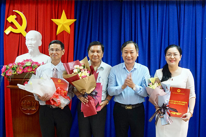 Ông Nguyễn Đắc Tài trao các quyết định bổ nhiệm cho bà Phạm Thị Xuân Trang, ông Phạm Thái Đài (bìa trái) và quyết định nghỉ hưu cho ông Nguyễn Văn Danh. 