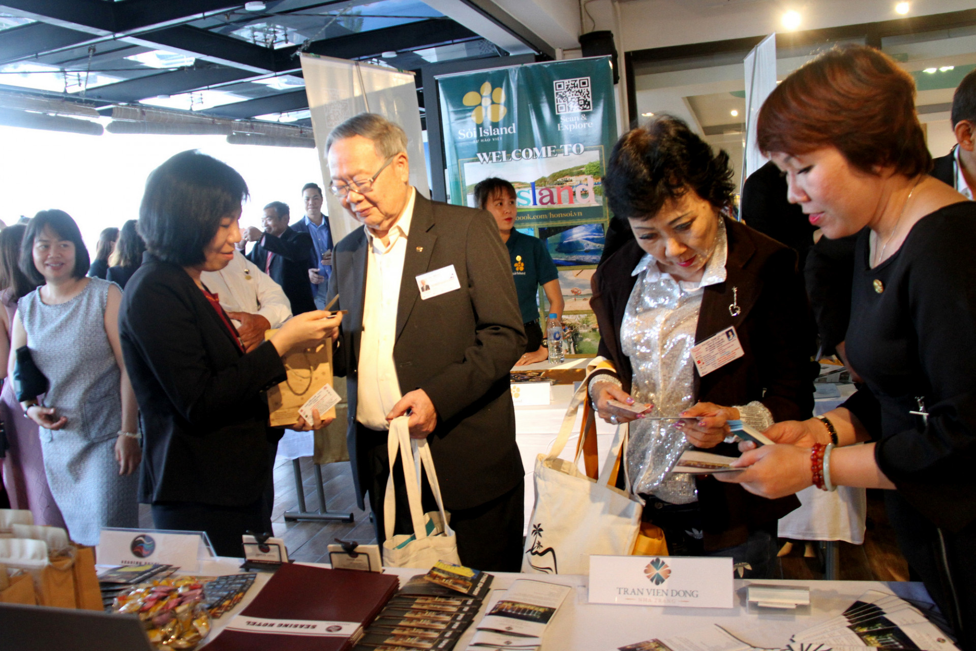 Các doanh nghiệp du lịch Thái Lan tìm hiểu thông tin về sản phẩm du lịch của Khánh Hòa.