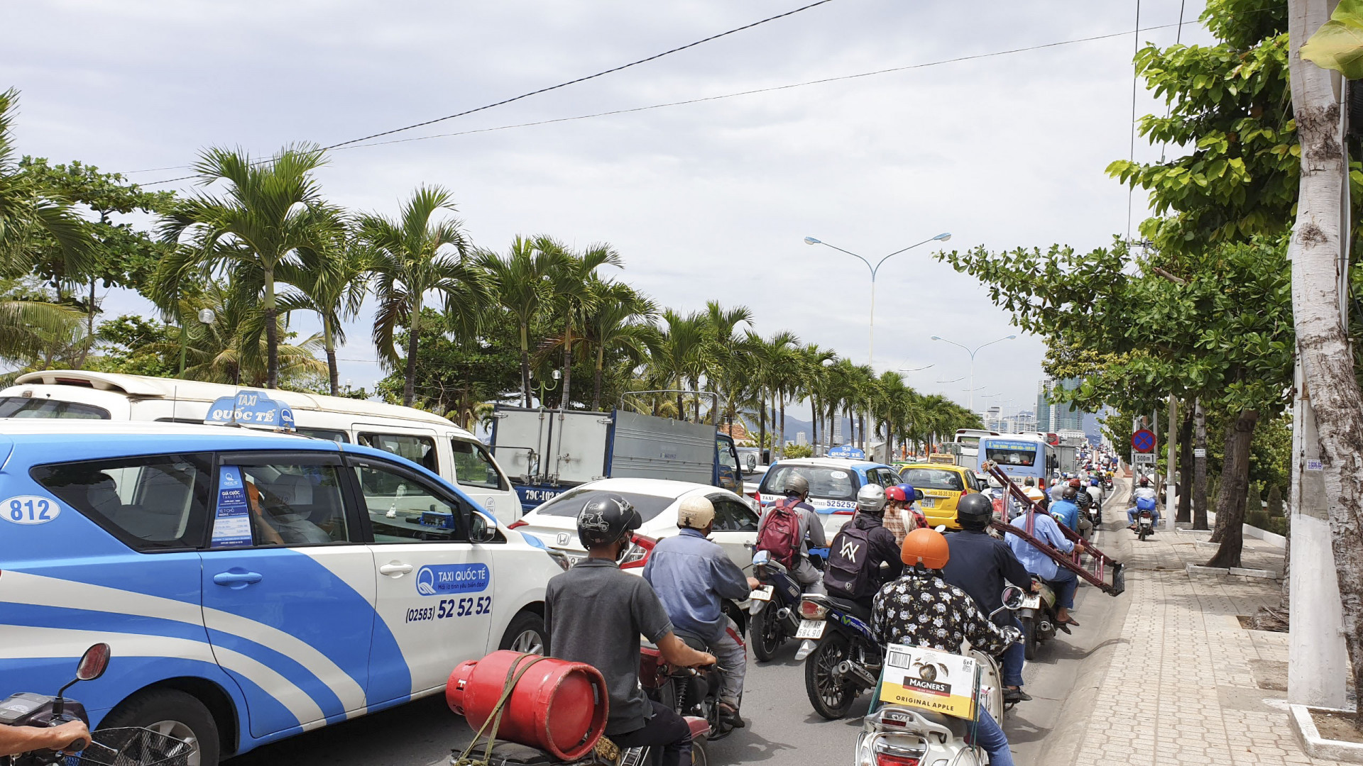 Các phương tiện kẹt cứng khi di chuyển từ phía bắc TP. Nha Trang vào trung tâm thành phố.