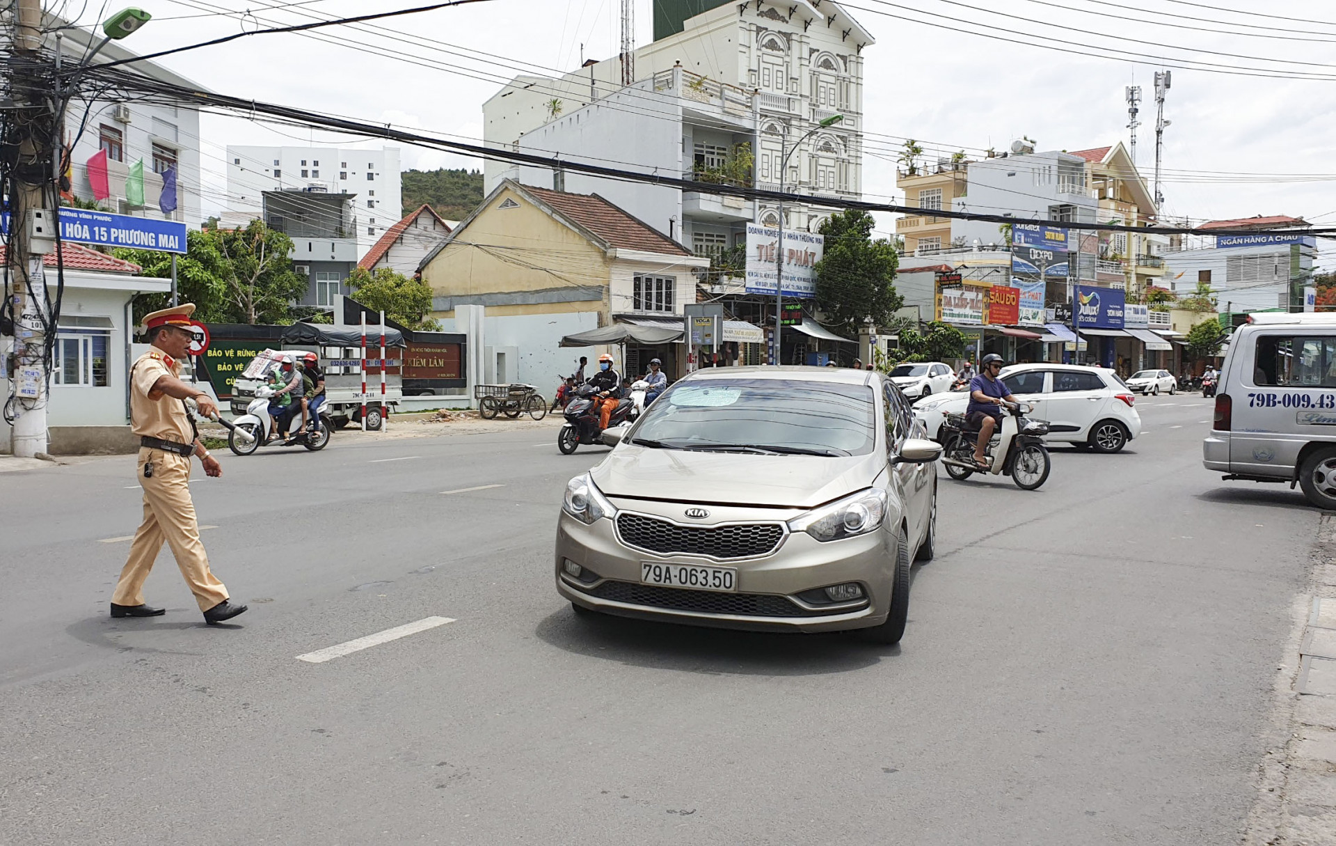 Cảnh sát giao thông hướng dẫn phân luồng tại nút giao đường 2-4 và đường Tôn Thất Tùng.