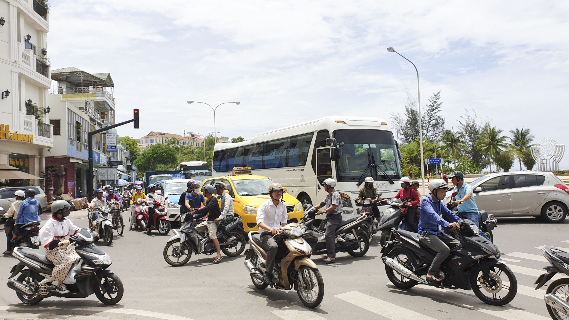 Giao thông trở nên hỗn loạn tại nút giao đường Trần Phú và đường Tháp Bà.