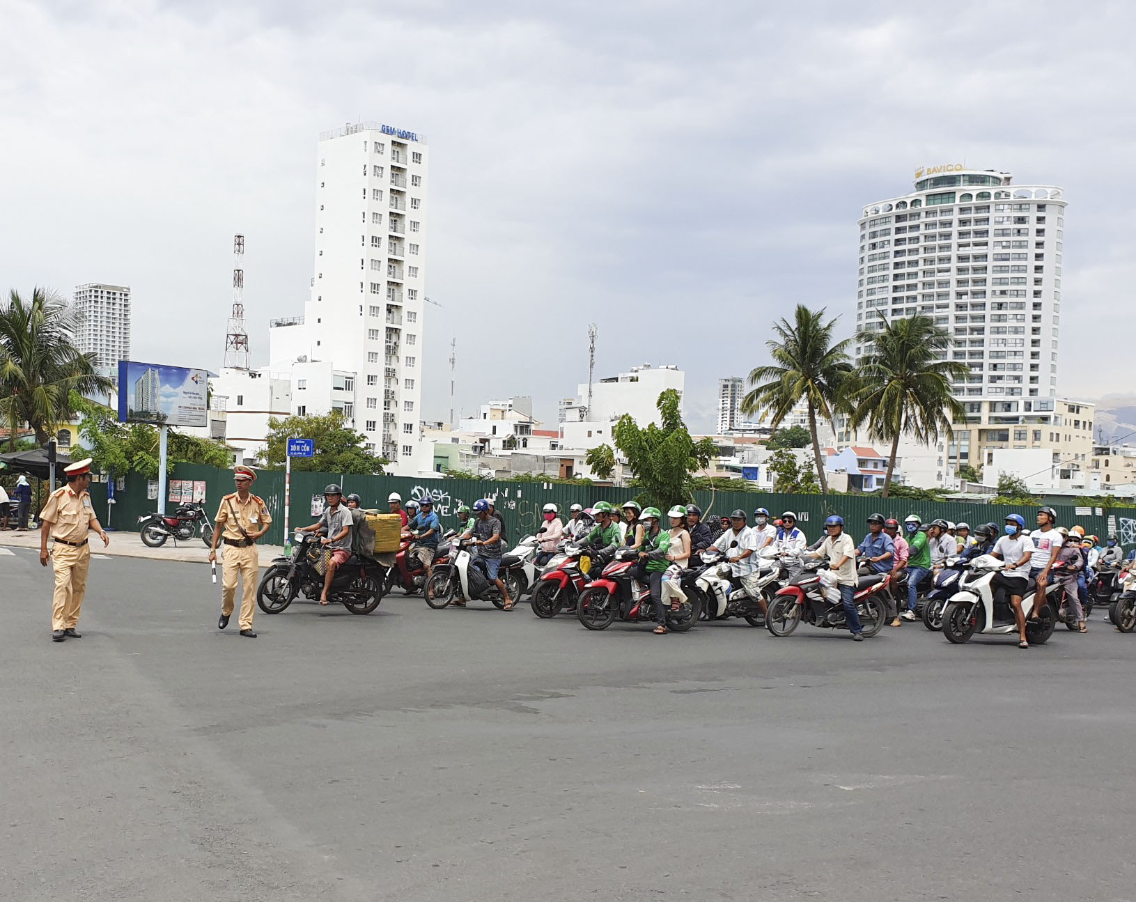 Cảnh sát giao thông phân luông tại nút giao đường XÓm Cồn và đường Trần Phú.