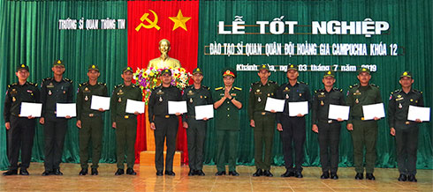 Lãnh đạo nhà trường trao bằng tốt nghiệp  cho các học viên.