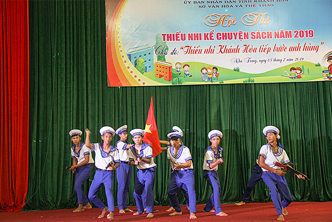 Hình ảnh về những chiến sĩ Hải quân nhân dân Việt Nam đang làm nhiệm vụ ở quần đảo Trường Sa thân yêu được tái hiện trong phần thi của nhiều thí sinh. 
