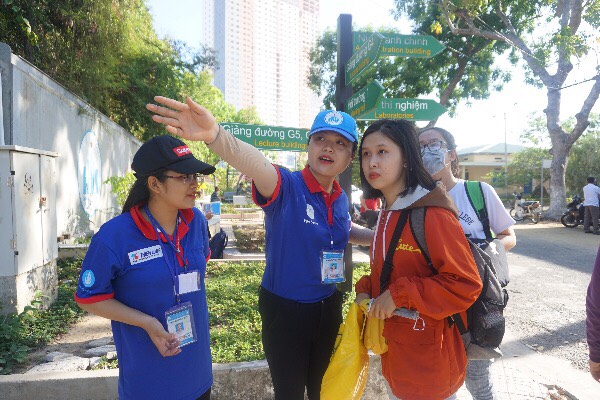 Các thí sinh được các sinh viên tình nguyện Trường Đại học Nha Trang hỗ trợ, hướng dẫn trước khi vào phòng thi. 
