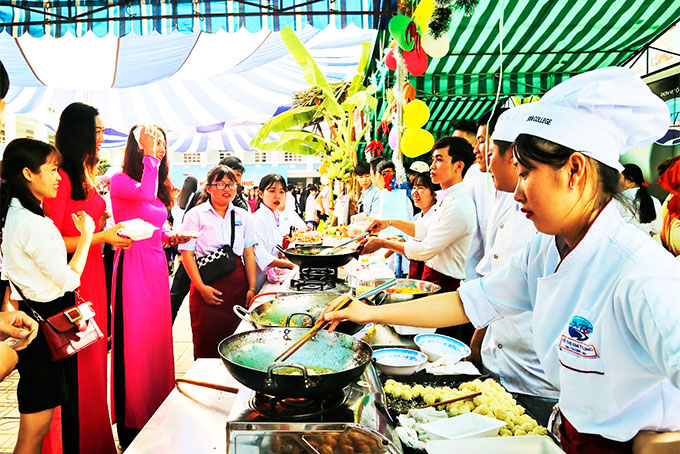 Hội chợ ẩm thực giới thiệu các ngành, nghề đào tạo của Trường Cao đẳng Du lịch Nha Trang. 