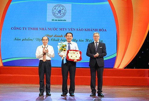 Ông Nguyễn Anh Hùng, Tổng Giám đốc Công ty Yến sào Khánh Hòa nhận cúp và chứng nhận Doanh nghiệp Việt Nam điển hình sáng tạo 2019