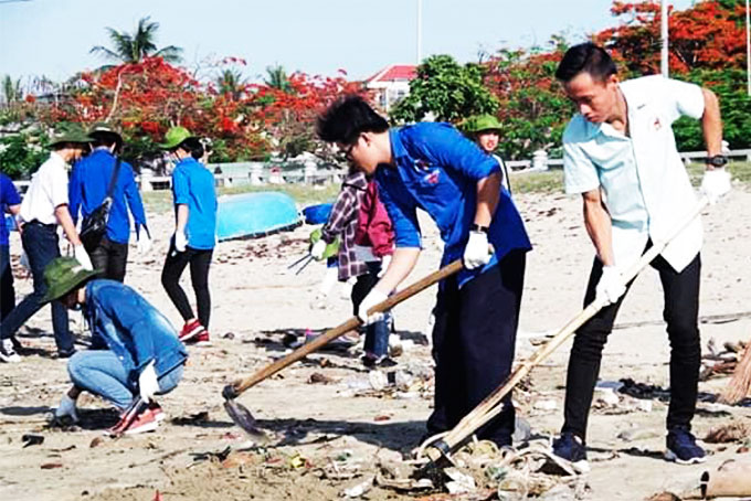 Đoàn trường Đại học Thông tin liên lạc vừa phối hợp với Đoàn phường Vĩnh Hòa  tổ chức thu gom rác, làm sạch cảnh quan môi trường.