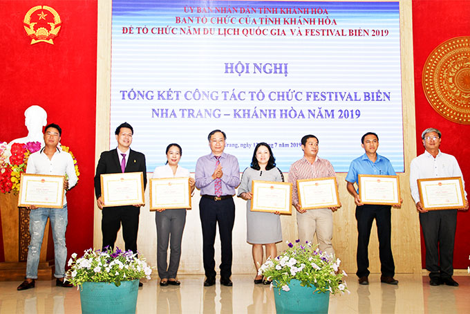 Đồng chí Nguyễn Đắc Tài trao bằng khen cho các tập thể  đã tham gia hỗ trợ Festival Biển 2019. 