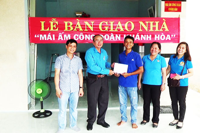 Ông Nguyễn Hòa - Chủ tịch Liên đoàn Lao động tỉnh trao quyết định bàn giao nhà cho đoàn viên ở xã Vạn Lương.