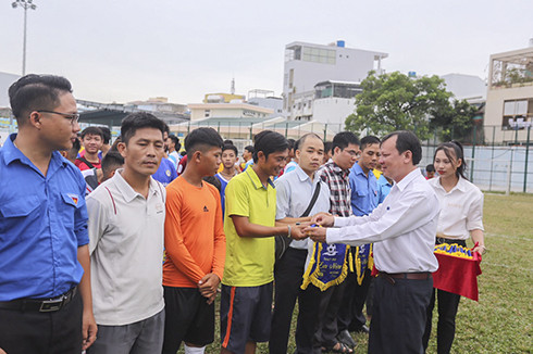 Ban tổ chức trao cờ lưu niệm cho các đội tham gia giải.