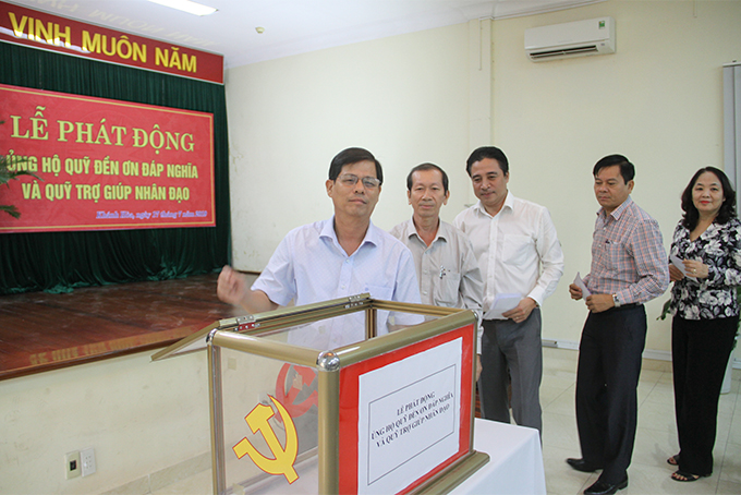 Ông Nguyễn Tấn Tuân cùng lãnh đạo các ban đảng tỉnh ủng hộ Quỹ Đền ơn đáp nghĩa và Quỹ Trợ giúp nhân đạo. 