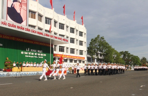 Các đoàn vận động viên diễu hành qua lễ đài.
