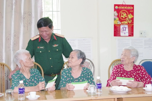 Trung tướng Lê Văn Hoàng thăm hỏi, động viên người có công tại trung tâm.