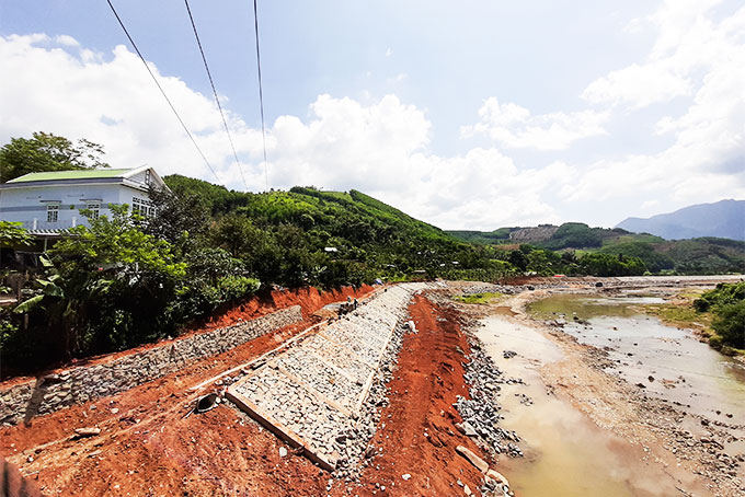 Công trình kè bảo vệ bờ sông Tô Hạp đang được thi công.