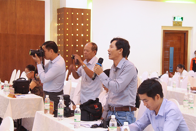 Các phóng viên đặt câu hỏi với lãnh đạo huyện Khánh Sơn