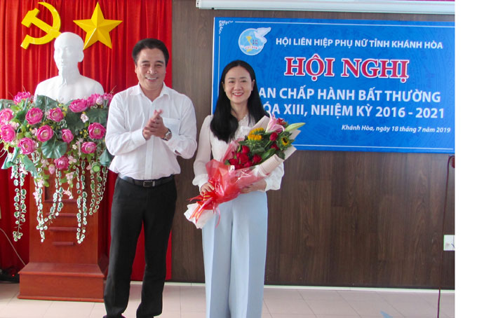 Ông Nguyễn Khắc Toàn tặng hoa chúc mừng bà Nguyễn Quỳnh Nga.