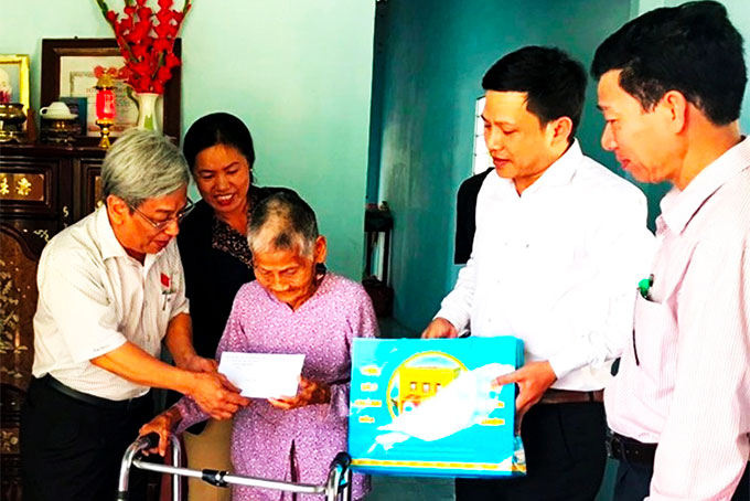 Đồng chí Lê Xuân Thân thăm, tặng quà  gia đình bà Võ Thị Nhung, mẹ liệt sĩ Đỗ Thị Đường.